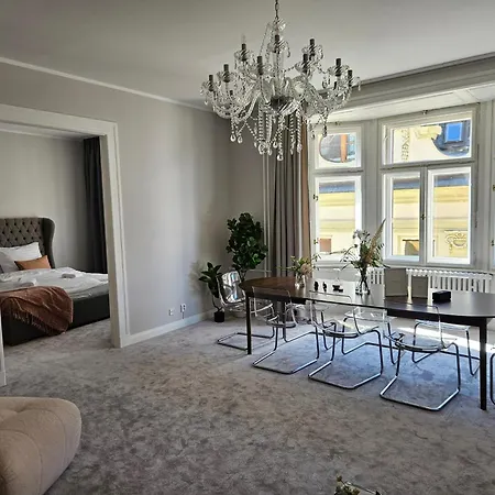 Design 3br Old Town With Castel & Cathedral View-free Parking Apartment
