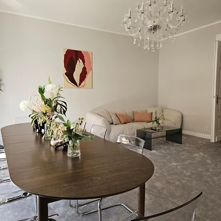 Design 3br Old Town With Castel & Cathedral View-free Parking Apartment